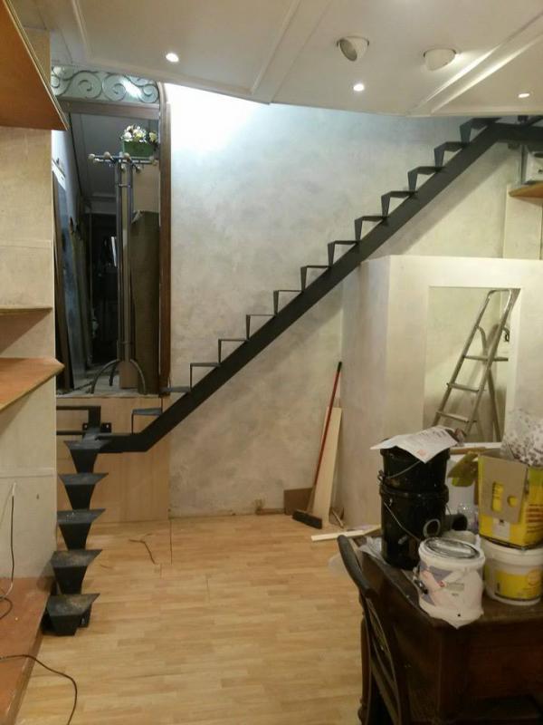 Scala in ferro con scalini in legno di rovere